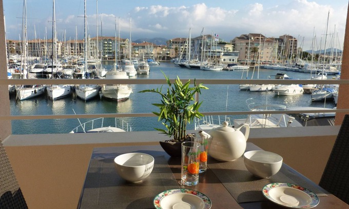 Frejus Port Apartment | Studio Exceptional view of Port Fréjus - Pool/Parking, direct access to the Beach.