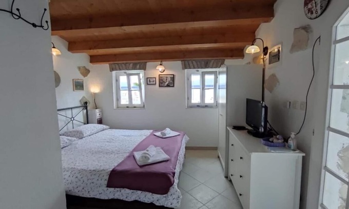 Valun Apartment | Studio flat near beach Valun, Cres (AS-20860-a)