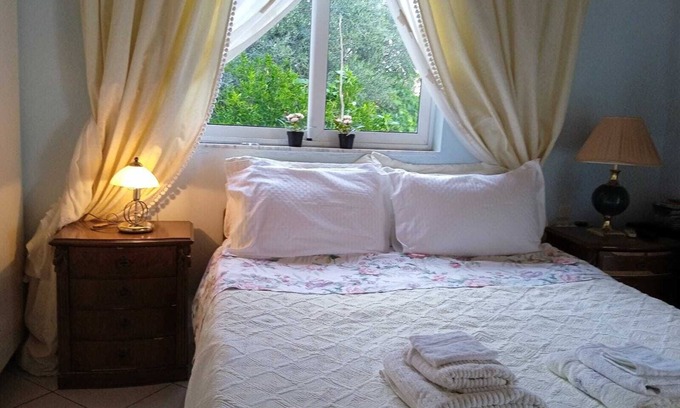 Lukove Apartment | Studio Flat - Sleeps 4 & Private Garden