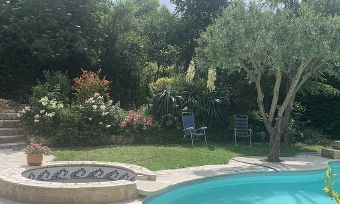 Saint-Mitre Bed & Breakfast | Studio garden swimming pool