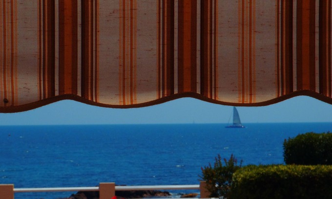 Boulouris-sur-Mer Apartment | studio ground floor- loggia- sea view- feet in the water