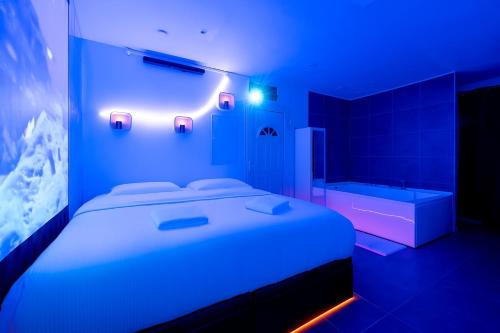 Messy Apartment | Studio Immersif Jaccuzi & Cinéma Disney et Astérix