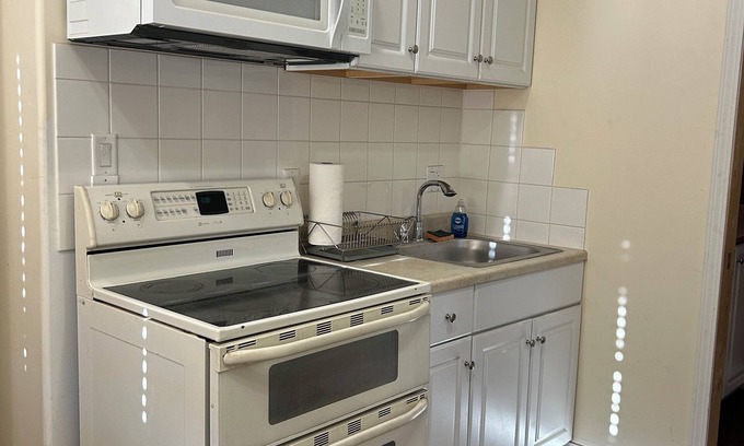 Southeastern Sacramento Apartment | Studio in East Sacramento. Walking distance to groceries, restaurants