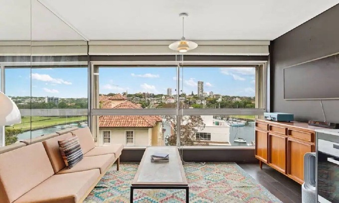 Elizabeth Bay Apartment | Studio in Harry Seidler Apartment Block in Elizabeth Bay pad with Water Views