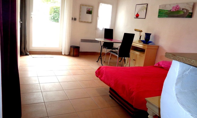 Rasteau Apartment | STUDIO IN RASTEAU Peaceful wine-growing village of Cotes du Rhône