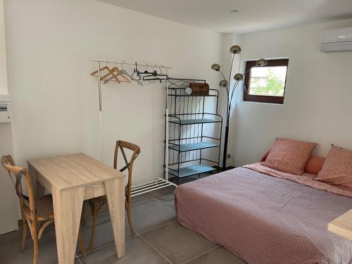 Restinclieres Apartment | Studio indépendant - Terrasse et piscine en été