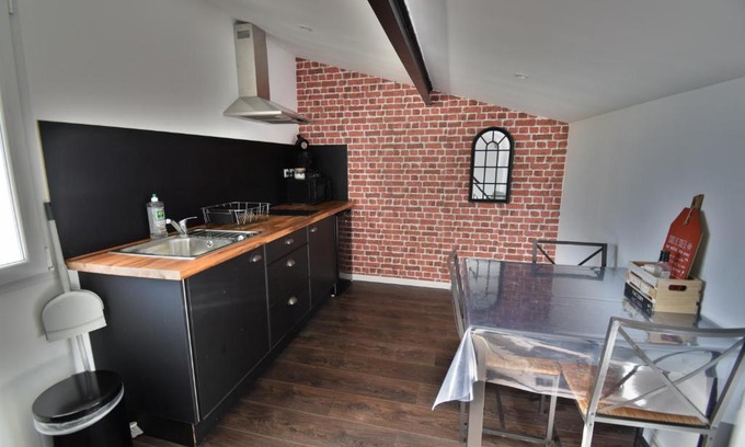 Meze Apartment | Studio industriel à 50 m de la plage et du port