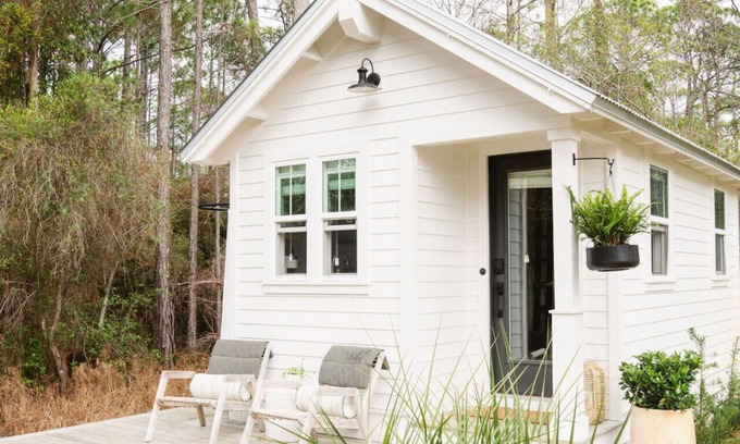 Seagrove Beach Cottage | Studio Juan: Seagrove Beach tiny house 30A + pool + bikes + beach chairs