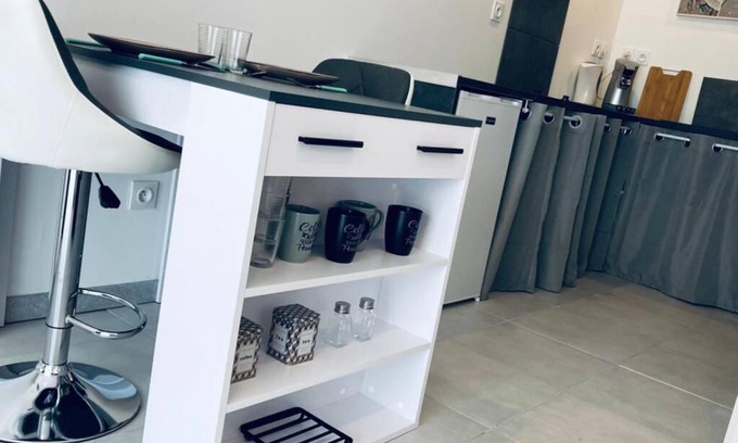 Montrejeau Apartment | Studio « L’anthracite ».