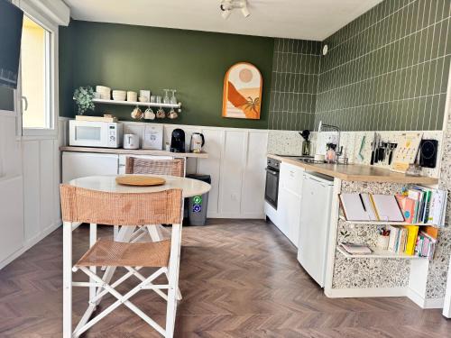 Courseulles-sur-Mer Apartment | Studio La Petite Oasis- Idéal couple - calme - balcon sud - lumineux - 10min du centre & plage - proche Centre Juno Beach - wifi