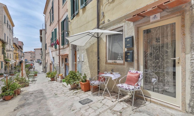 Portoferraio Old Town Apartment | Studio 'Nido D'amore' with Wi-Fi and Air Conditioning
