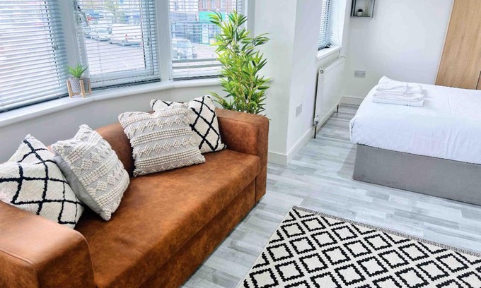Newbury House | Studio Rooms Ensuite Newbury Park London