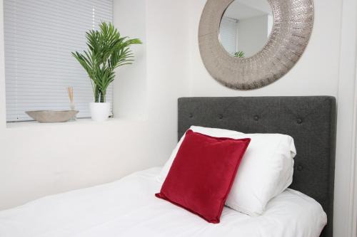Cwmbrwla Apartment | Studio - Sleeps 10 - Parking - Wifi