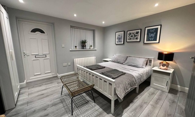 Luton Apartment | Studio - Sleeps 2 - Parking - Wifi