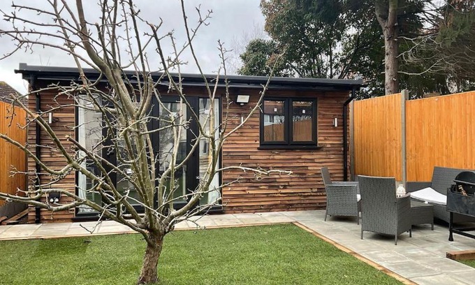 West Hendon Apartment | Studio - Sleeps 2 - Pet friendly - Parking