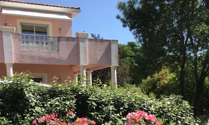 Lodeve Apartment | Studio Sous Villa de 70m2 Avec Jardin Privatif et Terrasse de 50m2