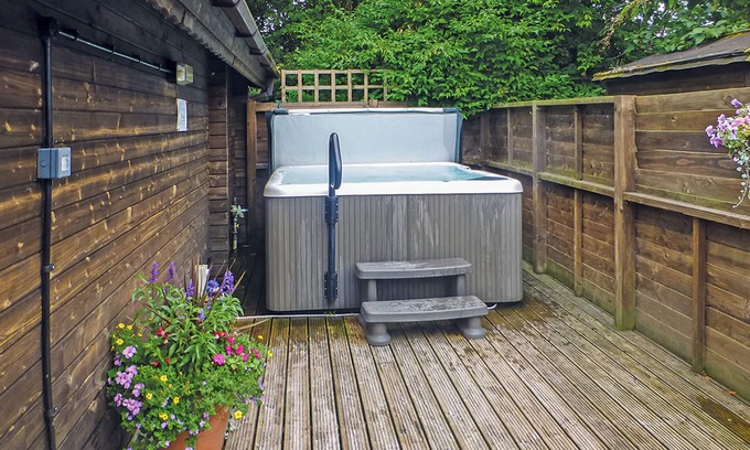 Cullompton Ski Chalet | Studio timber lodge with one double.