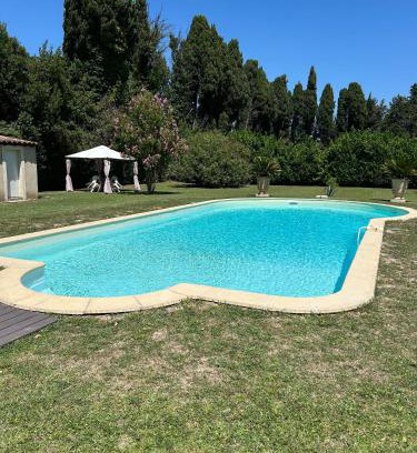 Noves House | Studio tout confort avec terrasse et piscine, idéal pour un séjour relax