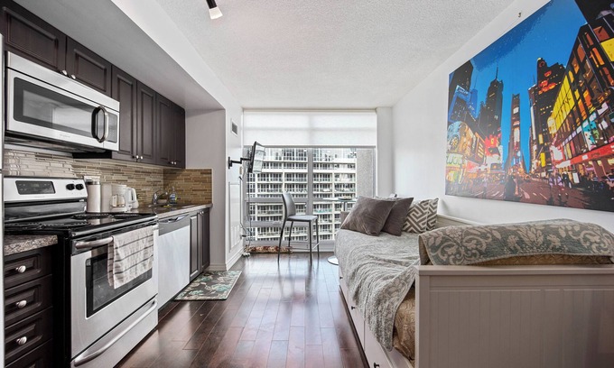 Niagara Apartment | Studio w/CN Tower City Views | Prime Waterfront