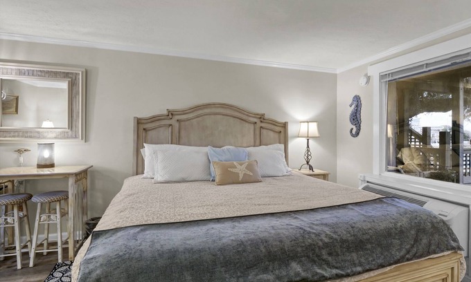 Airlie Condo | Studio w/Marina Views & Pool! Walk to Waterfront Dining!