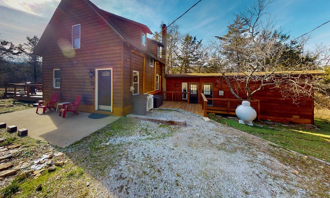 Eureka Springs Apartment | Studio with wooded outdoor area, partial AC, kitchenette & grill