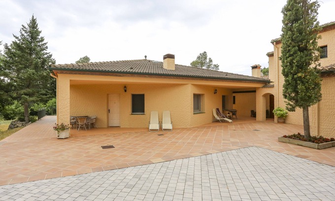 Darnius Apartment | Studios 1/3 (1 Bedroom, Sleep 4)