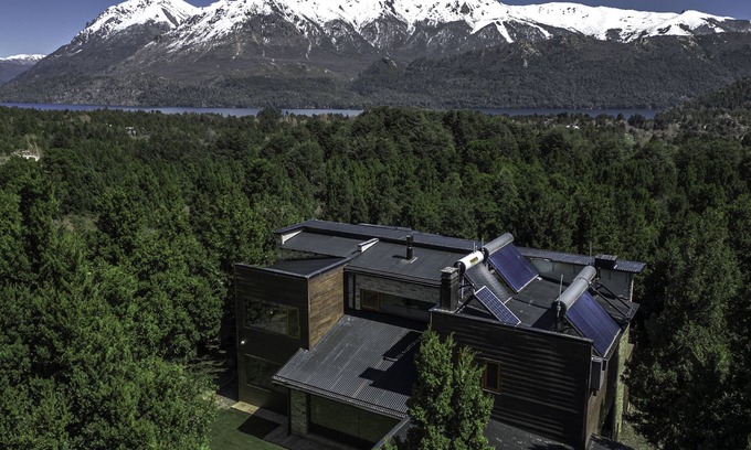 San Carlos de Bariloche House | Stunning 4-Bedroom House close to Arelauquen W/Large Garden and Pool