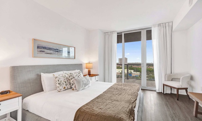 Hallandale Beach Apartment | Stunning 1-Bedroom Apartment Steps from the Ocean 1006