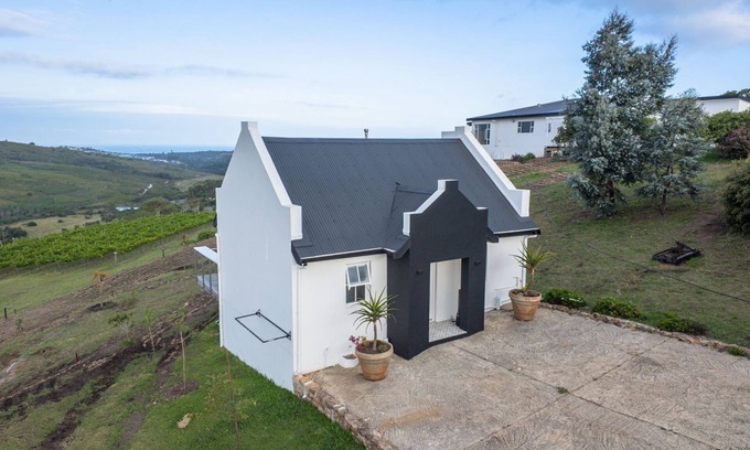 Plettenberg Bay Cottage | Stunning 1-Bedroom Vineyard Cottage
