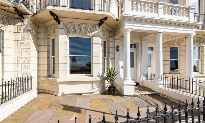 Worthing Apartment | Stunning 2 Bed Apartment on the beach by Urban Roost