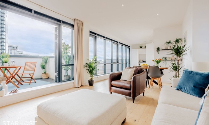 Southampton City Centre Apartment | Stunning 2 Bedroom Penthouse Apartment with Marina Views