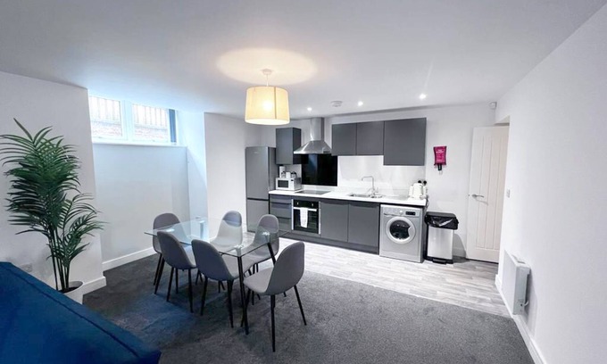 Salford Apartment | Stunning 2-BR near Salford Royal Free Parking