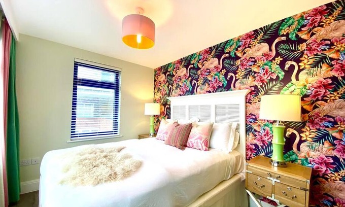 Poole Apartment | Stunning 3 bedroom Penthouse Apartment - Free Parking & WiFi - 1 Minute walk to Poole Quay - Great Location - Free Parking - Fast WiFi - Smart TV - Newly decorated - sleeps up to 6! Close to Poole & Bournemouth & Sandbanks