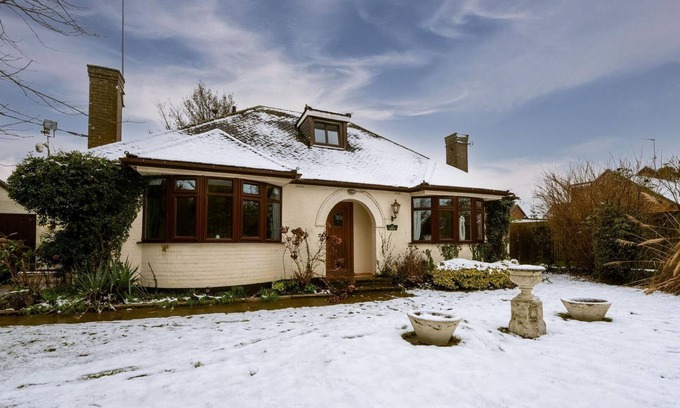 Chacombe House | Stunning 4 BD Bungalow Banbury Northamptonshire