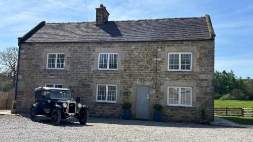 Winkhill House | Stunning 4 Bed Peak District Farmhouse - Alton Towers, Scarefest, Polar Bears, Chatsworth