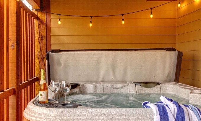 Bear Hollow Village House | Stunning 4 Bedroom Canyons Home*Hot Tub*Sleeps 10