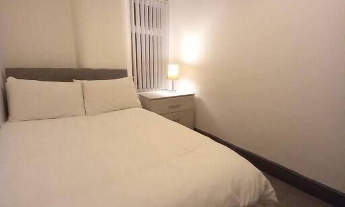 Stoke-on-Trent House | Stunning 4 BR Hanley House