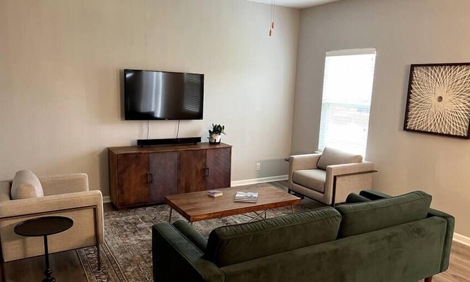 Independence House | Stunning 4 BR in Independence