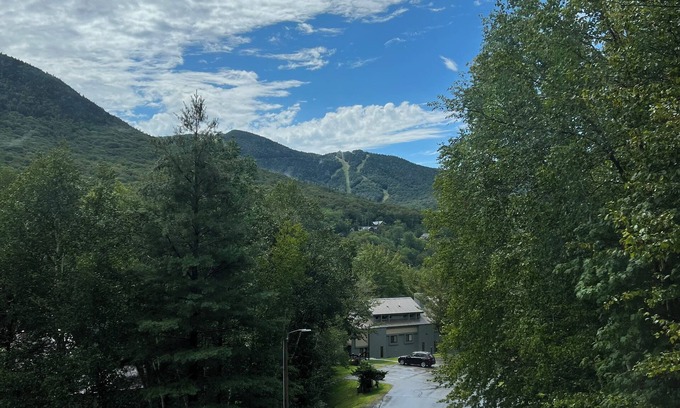 Lincoln House | Stunning 5-bedroom Townhome Across from Loon Mtn with Ski Shuttle