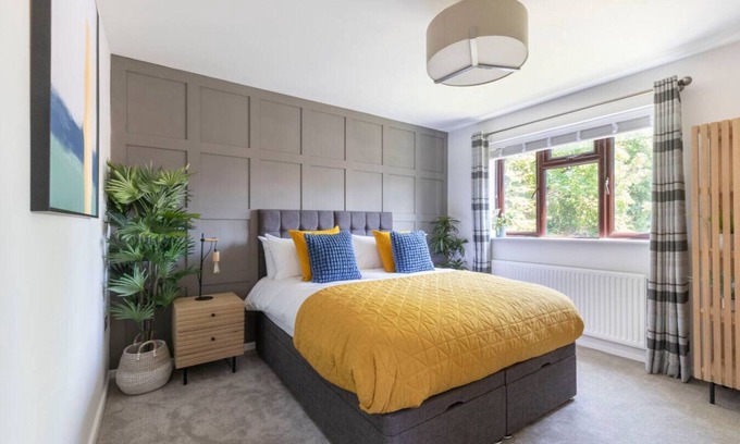 Cheltenham House | Stunning 6-Bed Home in Cheltenham with Hot Tub