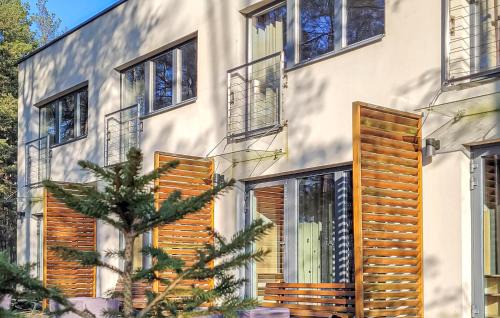 Sliwice Apartment | Stunning Apartment In Okoniny Nadjeziorne