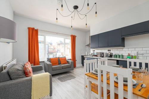 Grimsby Apartment | Stunning Apartment - Central Location - Discounts