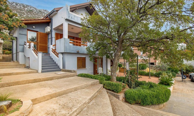 Cesarica Apartment | Stunning apartment in Karlobag