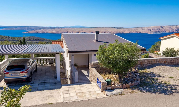 Stinica Apartment | Stunning apartment in Stinica with WiFi