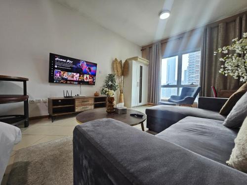 Dubai Marina Apartment | Stunning Apartment, Partial Sea View, Canal Marina View, 5 min walk To JBR Beach and METRO