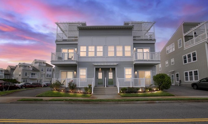 Queens House | Stunning Beachfront Queens Getaway townhouse