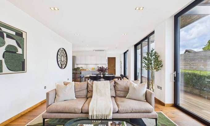 Camden Town Apartment | Stunning Camden Town Balcony Apartment
