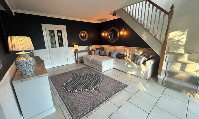 Bristol Apartment | Stunning Clifton Maisonette on The Downs with Neptune kitchen & large garden