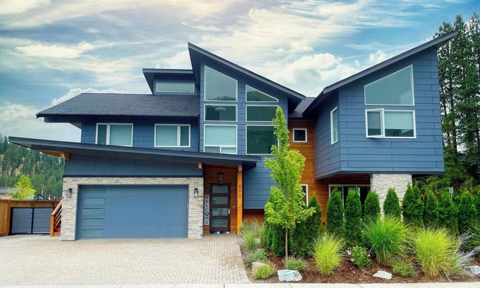 Leavenworth House | Stunning Contemporary ADU in Leavenworth - Hot Tub - Walk Everywhere!