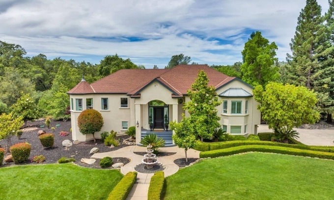 Newcastle House | Stunning Country Retreat with Pool, Hot Tub, Pond & Theatre Room!